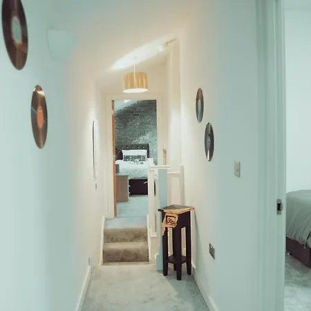 Apartment Bv Rare 3 Bedrooms At Conditioning House Bradford Perfect For Contractors *